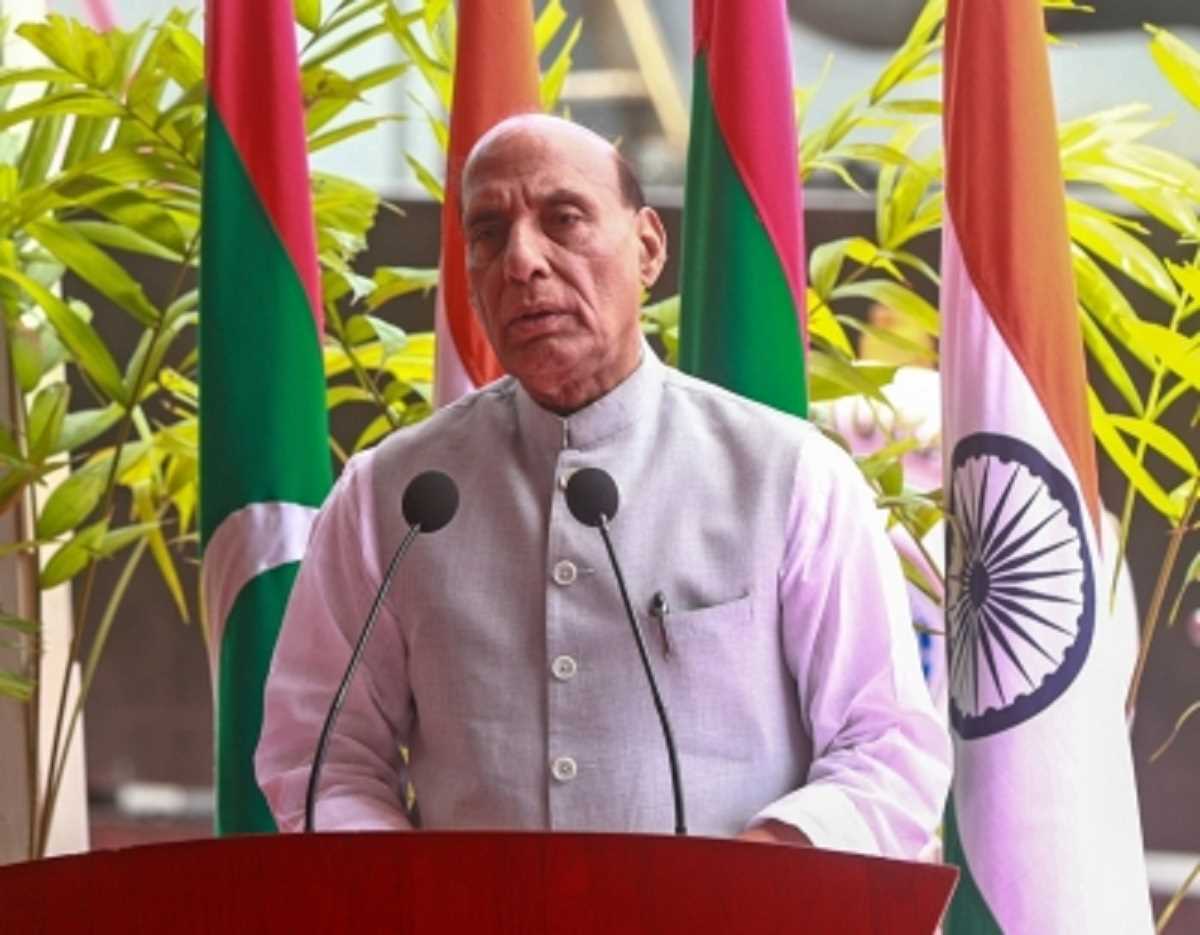 राजौरी के आतंकवाद रोधी अभियान का जायजा लेने जम्मू पहुंचे राजनाथ